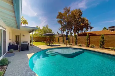 Image de Modern home with private pool, covered patio, & ping-pong table - dogs ok