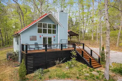 Image de Cozy, modern cottage 3 minutes from the marina