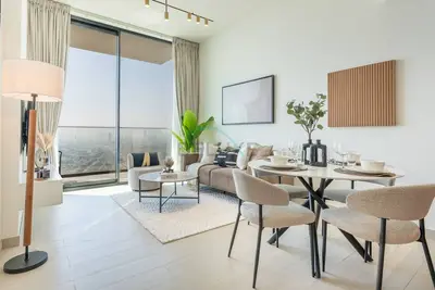 Image de High-Rise 1br with Lake & City Views, Near Downtown & Marina, Binghatti Onyx