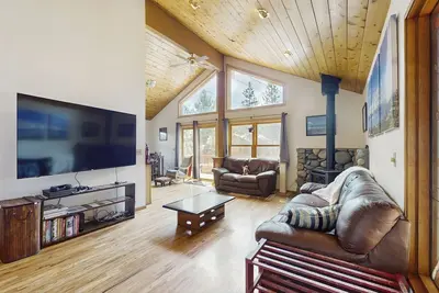 Image de Spacious home with full kitchen, fast wifi, shared pool & convenient location