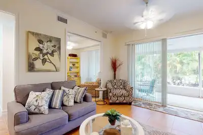 Image de Inviting condo with lanai, wet bar, office, & Ac  - walk to shops & dining