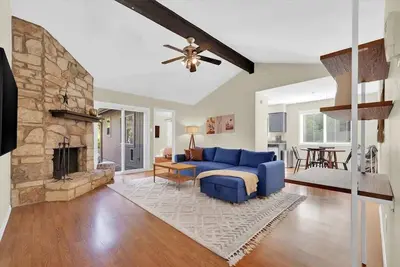 Image de 5 Bedroom 4 Bath Zilker Villa Big Yard in Zilker Barton Hills