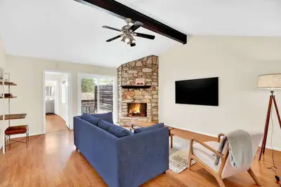 Image de 2br 2ba Cozy Bungalow with Backyard in Montclaire - Zilker Area