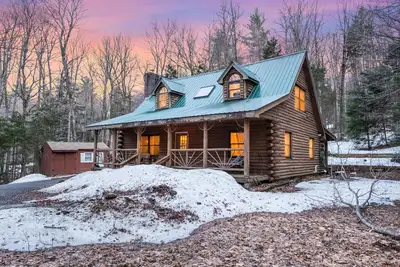 Image de Lucky Log Cabin- Hottub fireplace 12min to Mt Snow