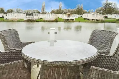 Image de Sunnyside static lakeside home