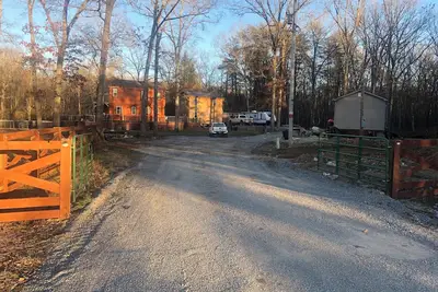 Image de Cozy 2-bedroom/office cabin w/ Pool, Ac, Wifi on 35 Acres