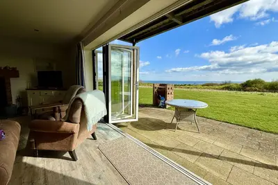 Len's Lookout -  a cottage that sleeps 8 guests  in 4 bedrooms