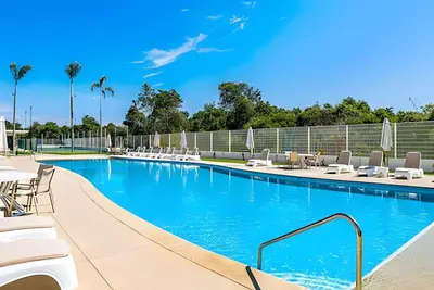 Image de New! Large balcony and pool, steps from the ocean