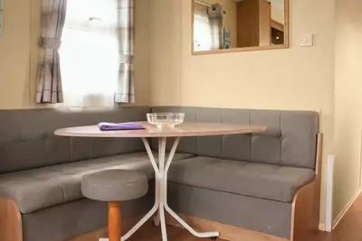 Image de Introducing the Abi Vista, a 2-bedroom caravan designed to accommodate up to 6 guests.