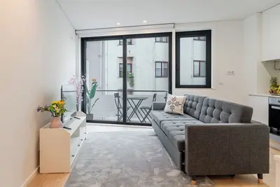 Image de HostWise – Bright Studio w/ Balcony and Garage