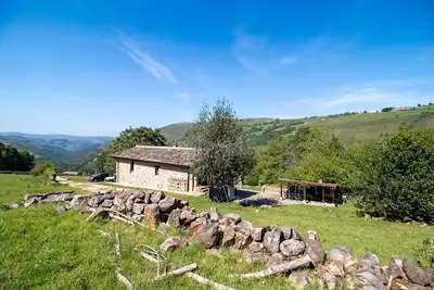 Image de Chalet 'Pasiega El Ojal' avec vue sur les montagnes, terrasse privée et Wi-Fi