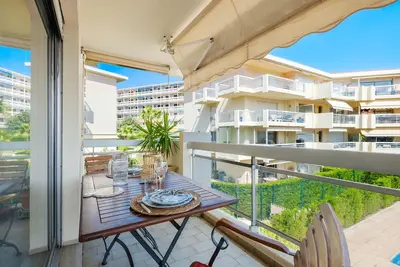 Image de Studio 'Bellevue Cannes' avec vue sur la montagne, piscine partagée et climatisation
