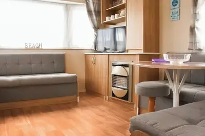Image de Introducing the Abi Vista, a 2-bedroom caravan designed to accommodate up to 6 guests.