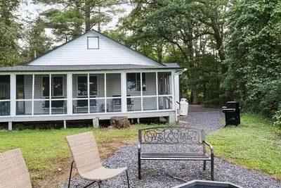Image de Lakefront Haven: Modern Cottage