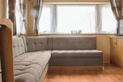 Image de Introducing the Abi Vista, a 2-bedroom caravan designed to accommodate up to 6 guests.