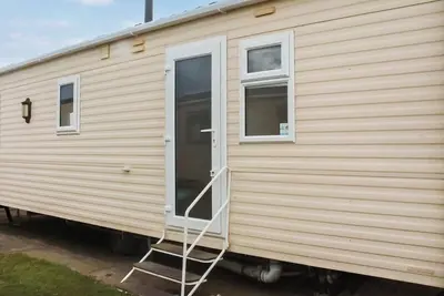 Image de Introducing the Abi Vista, a 2-bedroom caravan designed to accommodate up to 6 guests.