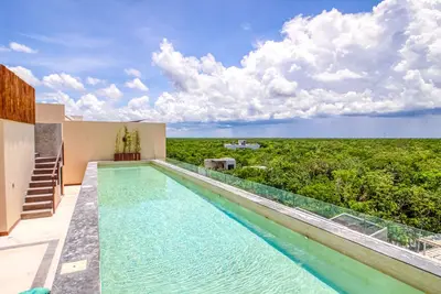 Image de Modern tropical apartment with balconies, efficient kitchen, and pool access