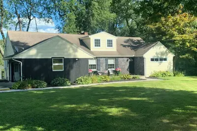 Image de Large family-friendly 4-bedroom home with swimming pool, game room in Mansfield