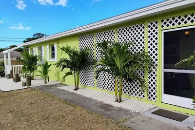 Charming 2-bedroom Nautical Themed bungalow with WiFi, Ac in brilliant Dunedin