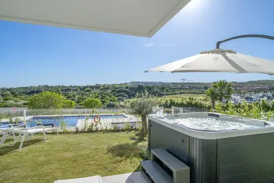 Image de Fabuleux appartement avec jardin privé et jacuzzi.