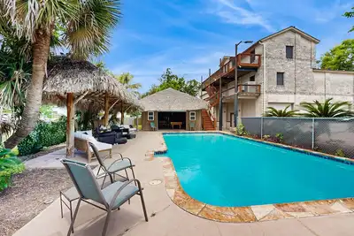 Image de Spacious home with full kitchen, patio, private pool and game room, pool table