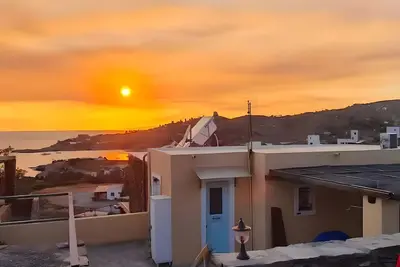 Maison de vacances 'Kea's Sunset Stone Retreat' avec vue sur la mer, Wi-Fi et climatisation