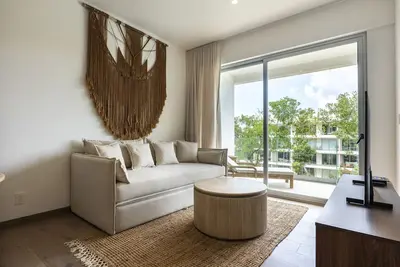 Modern, family-friendly condo with pool view, full kitchen & WiFi