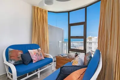 Image de Escape to a Coastal Oasis