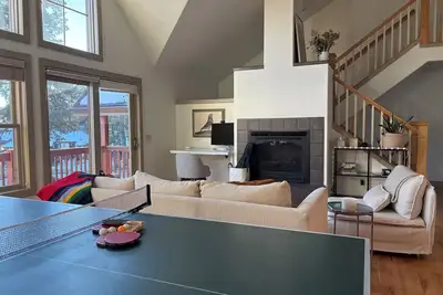 Image de Spacious Mt Retreat w/Hot Tub & Views, 10' to Ski, 3br/4ba. Long stay!