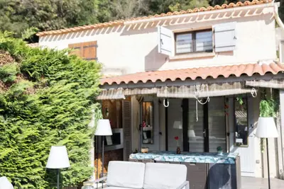 Image de Maison au calme dans residence avec piscine