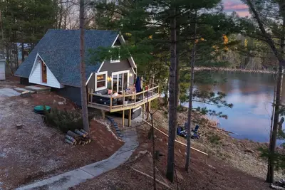 Image de A-Frame Escape - Hot Tub, Lake Views, Game Room