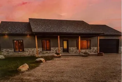 Image de Cozy Bungalow - Steps from Lake Huron. Family & dog friendly