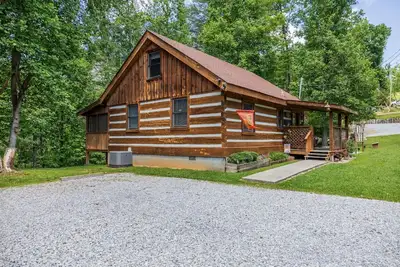 Image de Cozy 2br Cabin! Pet Friendly, Pool Access, Hot Tub