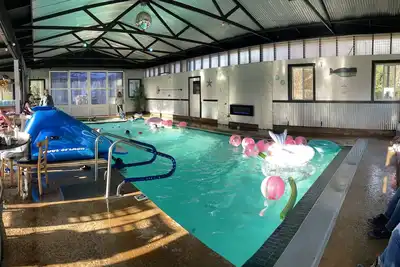 Image de 4-bedroom farmhouse in beautiful Smith River with heated in-door pool