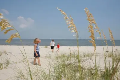 Image de Azalea Beach Retreat- Your Coastal home away from home. Beach is within blocks!