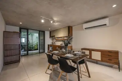 Image de Charming single level apt w terrace and pool access
