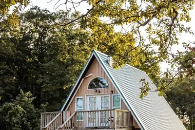 Image de Arkansas A-Frame creates cozy, comfortable memories for years to come.