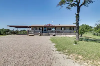 Image de Hunt, Fish, Unwind: Countryside Escape in Texas!