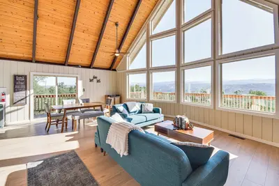 Image de Deck + Views: Scenic Yosemite Lakes Retreat