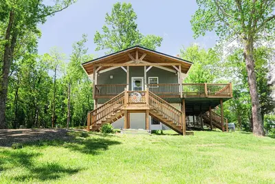 Pops Cozy Cabin w/ an incredible valley view. Gas firepit, full kitchen and more