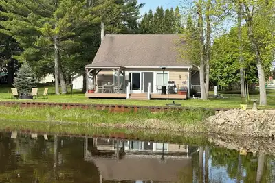 Image de Charming 3-bedroom riverside cottage in brilliant Tawas City