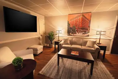 Image de Elegant  King Suite in Bethlehem on Historic Main Street with full Kitchen