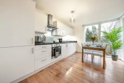 Image de 2 Bedroom 2 Bathroom Bright Modern Apartment Free Parking & Free Gym Access WiFi