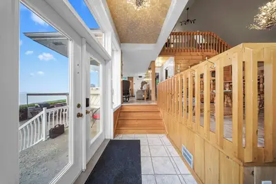 Image de Peaceful Chalet on the St. Lawrence – Spa, Views & Serenity