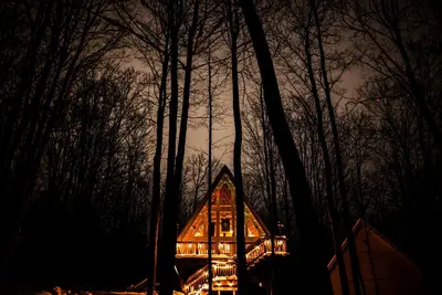 Image de Cozy A-Frame Cabin at Schuss Mountain | Ski & Indoor Pool