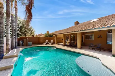 Image de Oasis in Sunny Scottsdale—where comfort, games, and poolside relaxation.