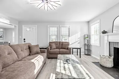 Image de Cozy and Modern in the Heart of it all