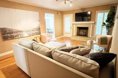 Image de Gorgeous 5 Br Modern Mem House!