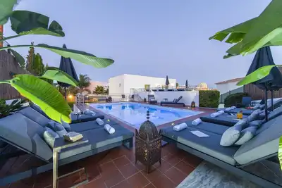 Image de Grand spa villa with heatable pool, ice bath, 2 jacuzzis, games and beach walking