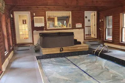Image de Spectacular log home with basketball court, private pool and hot tub